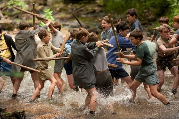 Enfants avec des bouts de bois